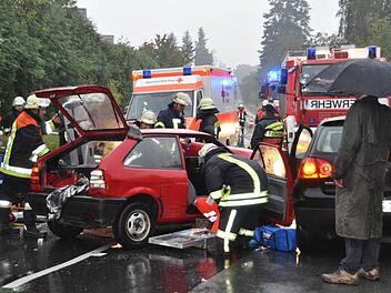 Gaffer am Unfallort - auch das empfinden manche Helfer als Form der Gewalt. Foto: Archiv