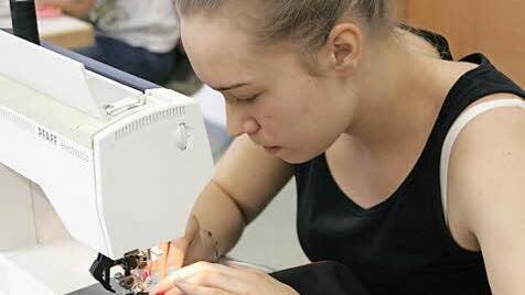 Mehr als 50 Stunden haben die Frauen an den Nähmaschinen verbracht, um sich ihre eigenen fränkischen Trachten zu nähen.