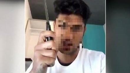 Der Screenshot eines Internet-Videos zeigt den Attentäter von Würzburg, der am Montag (18.07.) in einem Regionalzug mehrere Menschen mit Axt und Messer an. Foto: dpa