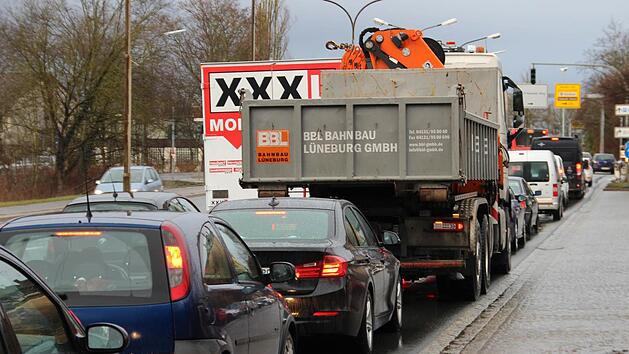 Die Theodor-Heuss-Allee in Forchheim ist derzeit das Stau-Nadel&ouml;hr der Kreisstadt.  Foto: Andreas Schmitt