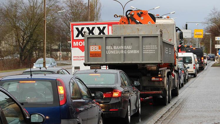 Die Theodor-Heuss-Allee in Forchheim ist derzeit das Stau-Nadelöhr der Kreisstadt.  Foto: Andreas Schmitt
