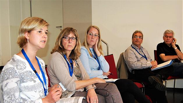 Daniela Volkmuth (links), Geschäftsstellenleiterin der Gesundheitsregion Bad Kissingen im Rhön-Saale-Gründerzentrum, bei ihrer Präsentation in einer Arbeitsgruppe. Foto: Sigismund von Dobschütz