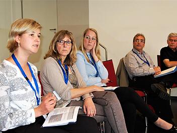 Daniela Volkmuth (links), Geschäftsstellenleiterin der Gesundheitsregion Bad Kissingen im Rhön-Saale-Gründerzentrum, bei ihrer Präsentation in einer Arbeitsgruppe. Foto: Sigismund von Dobschütz