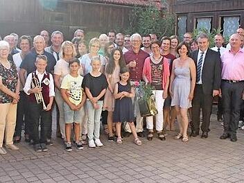 Der frischgebackene Siebziger Robert Göcking (Bildmitte vorne mit Sektglas) zusammen mit Ehefrau Rosi im Kreise der Gratulantenschar vor dem Feststadel Weisath in Zettlitz. Foto: Klaus-Peter Wulf