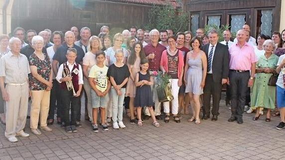 Der frischgebackene Siebziger Robert Göcking (Bildmitte vorne mit Sektglas) zusammen mit Ehefrau Rosi im Kreise der Gratulantenschar vor dem Feststadel Weisath in Zettlitz. Foto: Klaus-Peter Wulf