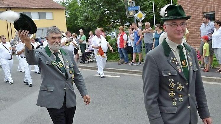 Der Schütze der SG Weismain entbietet seinen Gruß an die Zuschauer.