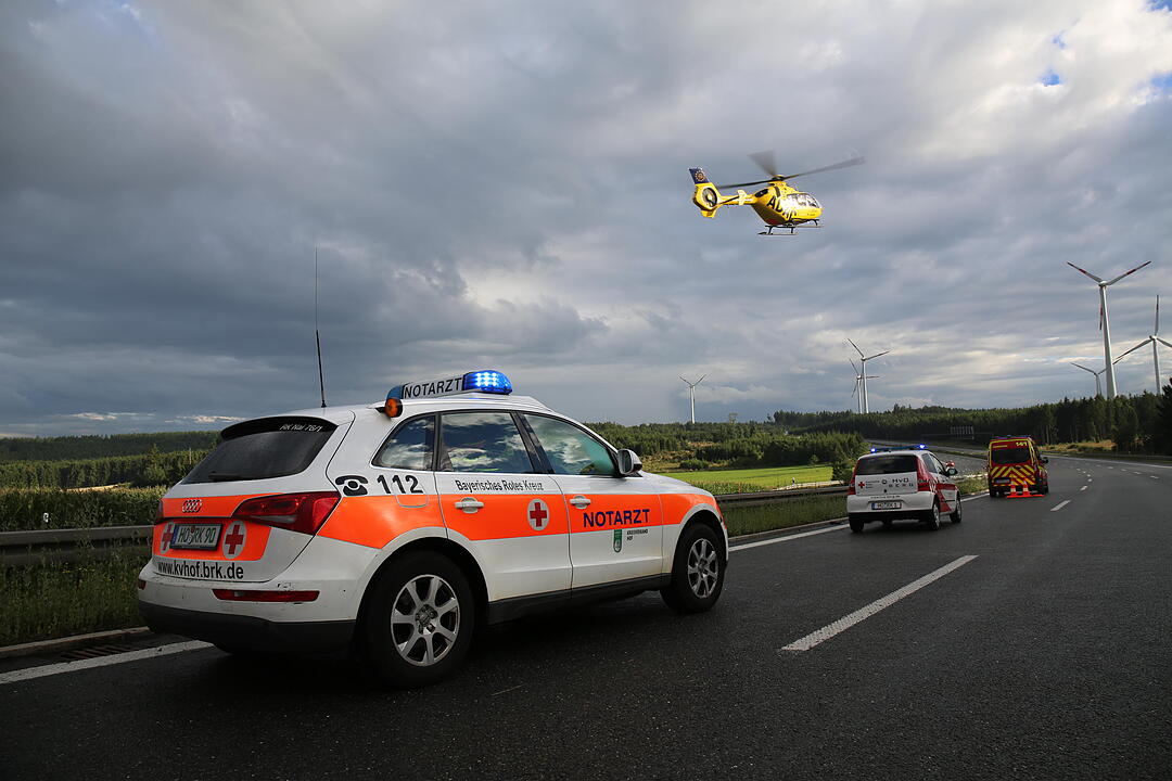 Schwerer Unfall auf der A9: Auto gerät auf nasser Straße ins Schleudern – Gaffer filmen