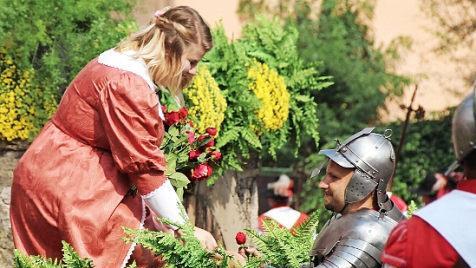 Blumengruß für den Liebsten. Bürgermeistertochter Ottilie (Sofie Braun) überreicht Michel Stapf (Christian Zerzer) eine Rose.