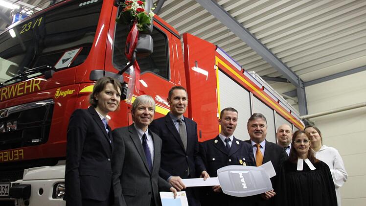 Übergabe des neuen  Feuerwehrfahrzeugs in  Thurnau - von links:  Bundestagsabgeordnete Emmi Zeulner, Regierungsvizepräsident Thomas Engel, Bürgermeister Martin Bernreuther, Kommandant Jörg Schneider, Landrat Klaus Peter Söllner, Kreisbrandmeister Udo Herrmannsdörfer sowie Dekanin Martina Beck und Pastoralreferentin Bärbel Jansing. Foto: Katharina Müller-Sanke