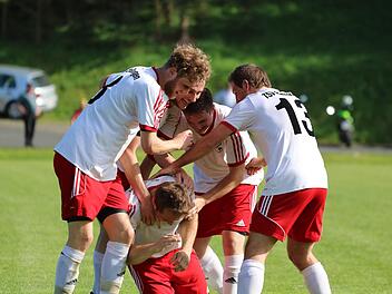 Später und daher besonders intensiver Jubel: Der TSV Rannungen feiert das goldene Tor von Daniel Kraus in der Nachspielzeit beim Bezirksliga-Derby in Riedenberg.Sebastian Schmitt