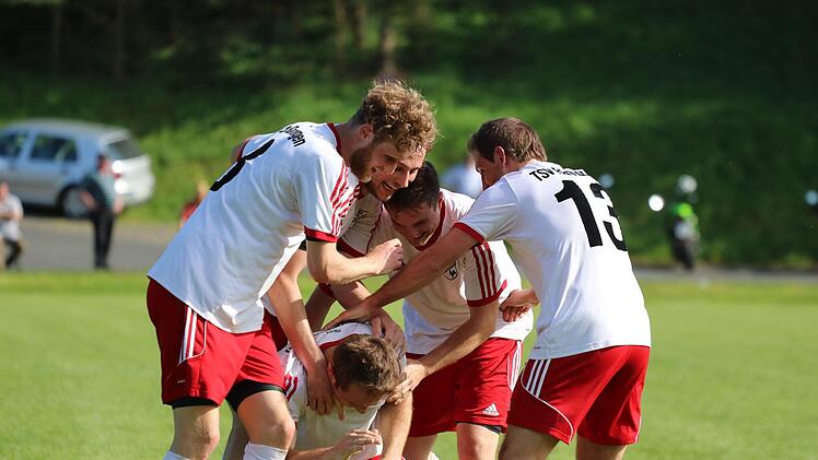Später und daher besonders intensiver Jubel: Der TSV Rannungen feiert das goldene Tor von Daniel Kraus in der Nachspielzeit beim Bezirksliga-Derby in Riedenberg.Sebastian Schmitt