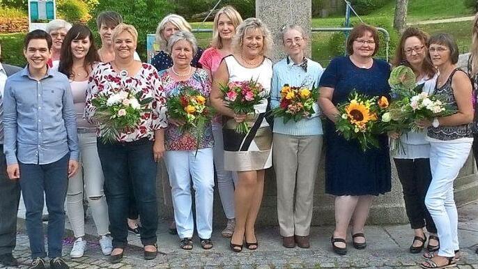 Blumen gab es f&uuml;r die geehrten Mitarbeiterinnen Karin Ritter (40 Jahre, hinten 3.v.&nbsp;l.),Christine Ritter (25 Jahre, hinten 5. v.&nbsp;l.), Jessica Trebes (30 Jahre, vorne 6. v.&nbsp;l.), Gudrun Berthold (30 Jahre, vorne 7. v.&nbsp;r.), Marina Neder (25 Jahre, vorne 6. v. r.), Karin Fuckner (20 Jahre, 5. v. r.), Manuela Richter-Chinchaladze (20 Jahre, 3. v. r.) sowie Barbara Fr&ouml;ba (40 Jahre, 2. v. r.). Mit im Bild Steuerberater Roland Richter (links) und Steuerberaterin Christina Neubauer (rechts), die seit ...