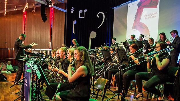 Kurzweiliges Programm auf hohem Niveau: Die Bigband der Hochschule Coburg unter Leitung von Ralf Probst sowie junge Gesangstalente aus der Region beeindruckten zahlreiche Zuh&ouml;rer im Kongresshaus Rosengarten.Foto: Jochen Berger