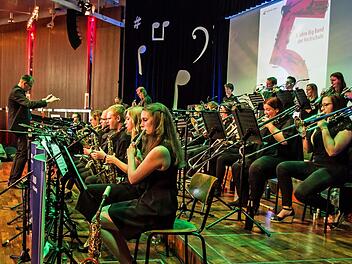 Kurzweiliges Programm auf hohem Niveau: Die Bigband der Hochschule Coburg unter Leitung von Ralf Probst sowie junge Gesangstalente aus der Region beeindruckten zahlreiche Zuhörer im Kongresshaus Rosengarten.Foto: Jochen Berger