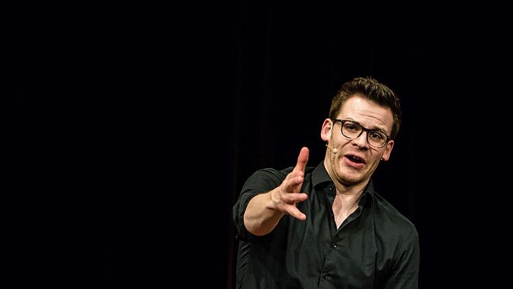 Schwer zu ertragnn, das Leben als Single in Niederbayern: Martin Frank bei seinem Gastspiel in Coburg.Foto. Jochen Berger