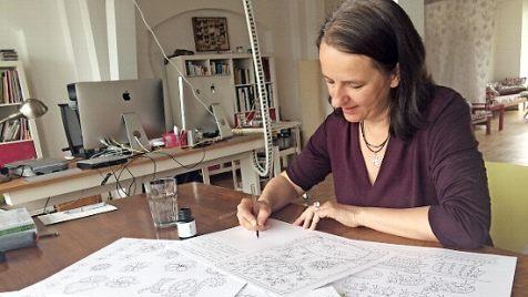 Christine Rechl bei der Arbeit. Alle Motive sind mit Hand gezeichnet.