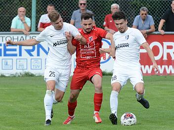 Zuletzt spielte Christoph Schmidt auf der zentralen Stürmer-Position. Beim Spiel in Unterzahl bewies der Fuchsstädter aber auch seine Qualitäten als Außenverteidiger. Hier nimmt es der FCler mit zwei Karlburgern auf. Foto: ssp