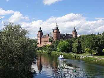 Von der Willigisbrücke in Aschaffenburg hast du einen Blick auf das Schloss Johannisburg.