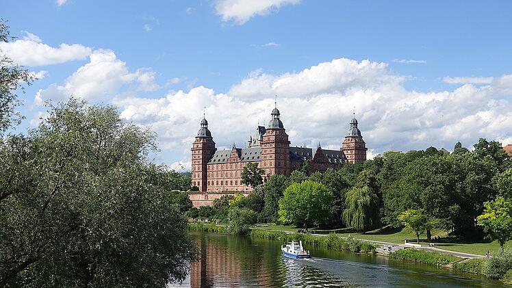 Von der Willigisbrücke in Aschaffenburg hast du einen Blick auf das Schloss Johannisburg.
