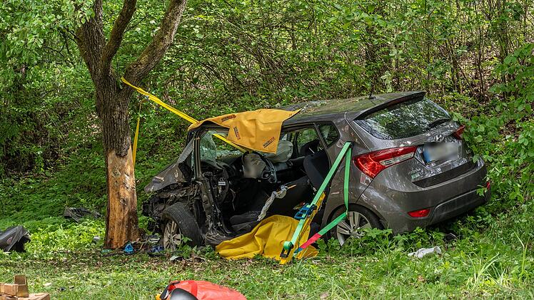 Auto prallt im Kreis Ha&szlig;berge gegen Baum