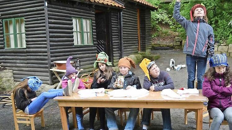 Einer ist immer hungrig, einer immer grummelig und ein anderer einfach immer putzig: Die sieben Zwerge bei den Proben zum Märchen "Schneewittchen und die sieben Zwerge" auf der Waldbühne in Heldritt sind schon voll in ihre Rollen vertieft. Foto: Gabi Bertram
