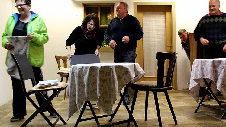 Im Café "Zum Schatzkästlein" geht es im Theaterstück hoch her. Foto: Johanna Blum