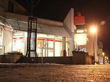 Die Sparkassenfiliale in Ebensfeld am Abend, an dem der Überfall stattfand. Archivbild: Michael Gründel