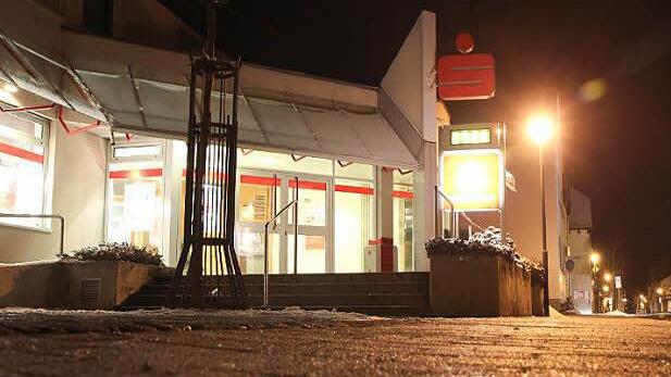 Die Sparkassenfiliale in Ebensfeld am Abend, an dem der Überfall stattfand. Archivbild: Michael Gründel