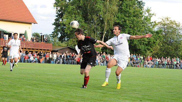 Szene vom Pokalspiel des FC Reichenbach (dunkle Trikots) gegen Kickers Würzburg (0:8).
