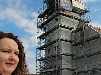 Kirchenpflegerin Michaela Laaber freut sich, dass die vergraute und schmuddelig wirkende Fassade der Kirche "Mariä Heimsuchung" in Ordnung gebracht wird. Foto: Matthias Beetz