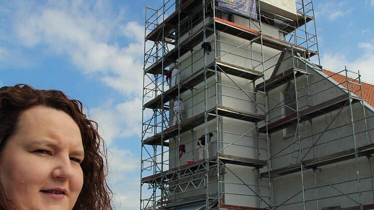 Kirchenpflegerin Michaela Laaber freut sich, dass die vergraute und schmuddelig wirkende Fassade der Kirche "Mariä Heimsuchung" in Ordnung gebracht wird. Foto: Matthias Beetz