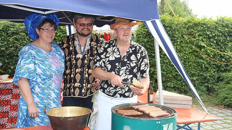 Sogar die Bratwürste gab es beim Fest nach afrikanischer Art.  Foto: Mariell Dörrschmidt