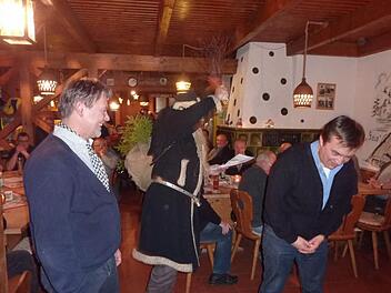 Auch Bürgermeister Jens Korn (rechts) sowie Landratsstellvertreter Gerhard Wunder bekamen die Rute zu spüren. Foto: Gerd Fleischmann