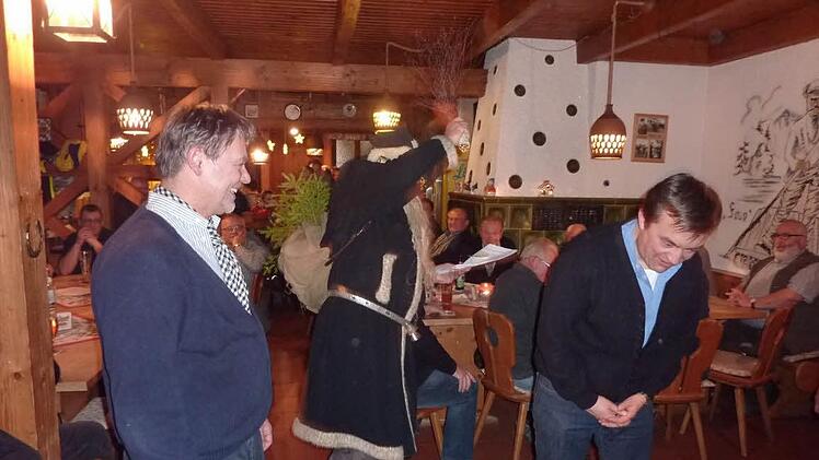 Auch Bürgermeister Jens Korn (rechts) sowie Landratsstellvertreter Gerhard Wunder bekamen die Rute zu spüren. Foto: Gerd Fleischmann