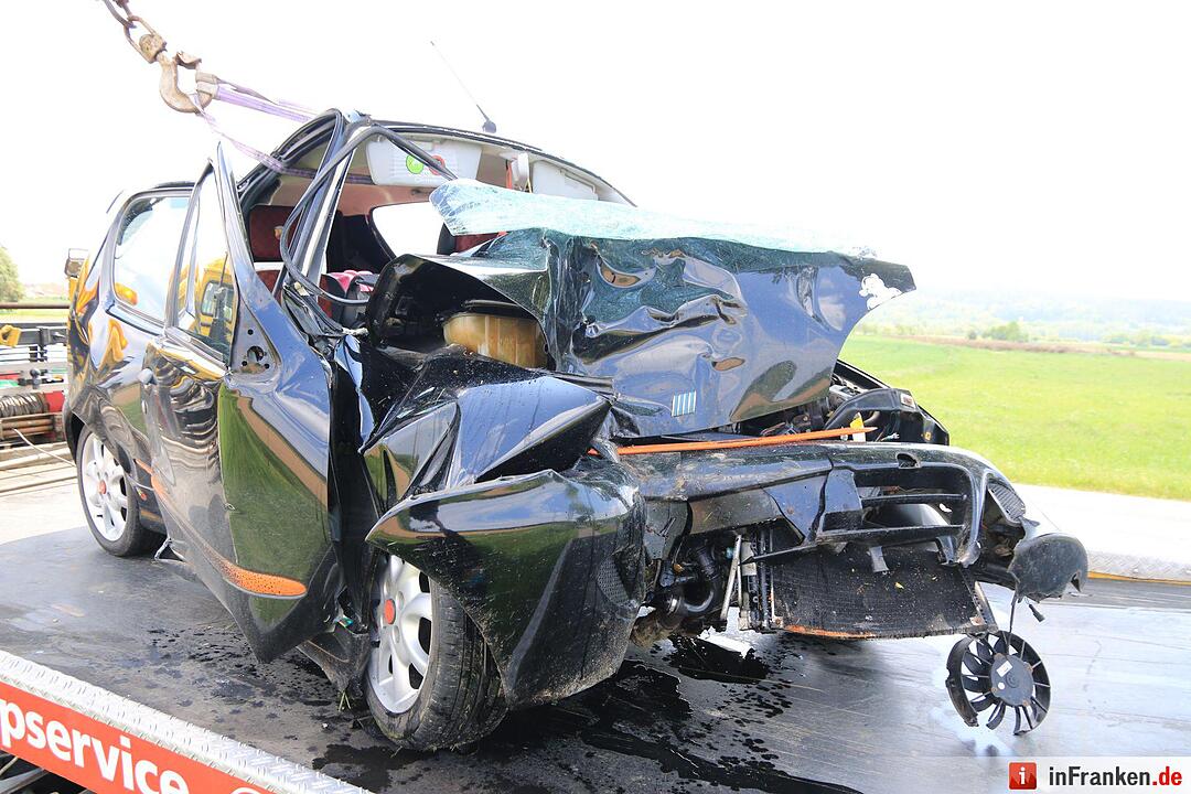 Gegen Baum geprallt: Junge Frau bei Michelau schwer verletzt