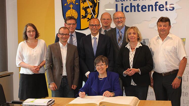 Beim Eintrag der Regierungspräsidentin ins Goldene Buch des Landkreises, Gruppenbild mit Abteilungsleitern des Landratsamtes, Fraktionssprechern des Kreistages und Landrat Meißner Foto: Popp