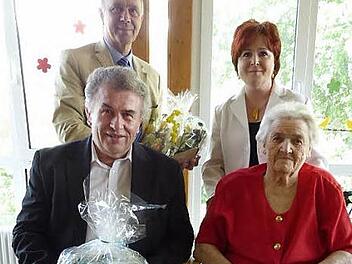 Pressecks Bürgermeister Siegfried Beyer (vorne links) sowie Marktleugasts Bürgermeister Franz Uome und stellvertretende Landrätin Christina Flauder (dahinter) gratulierten Marianne Burger herzlich zum runden Geburtstag. Foto: Klaus-Peter Wulf
