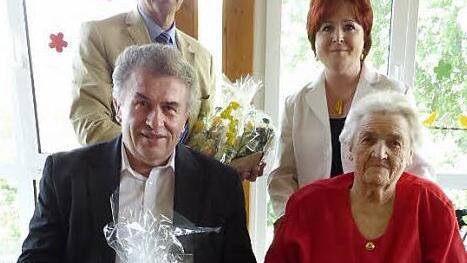 Pressecks Bürgermeister Siegfried Beyer (vorne links) sowie Marktleugasts Bürgermeister Franz Uome und stellvertretende Landrätin Christina Flauder (dahinter) gratulierten Marianne Burger herzlich zum runden Geburtstag. Foto: Klaus-Peter Wulf