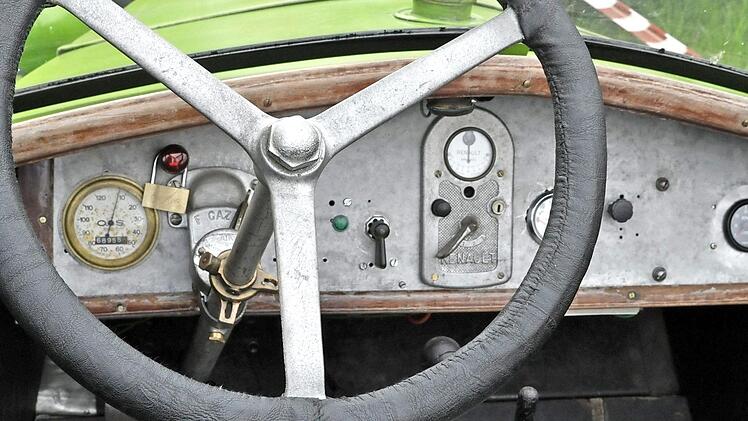 Spartanisch: das Cockpit eines Renault, Baujahr 1925.