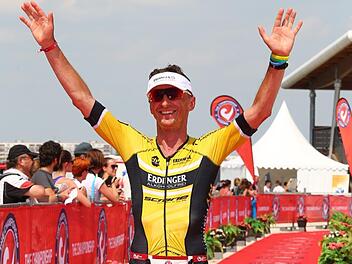 Freudestrahlend l&auml;uft Thomas Geiger als neuer Weltmeister seiner Altersklasse durch das Ziel in Samorin. Foto: privat