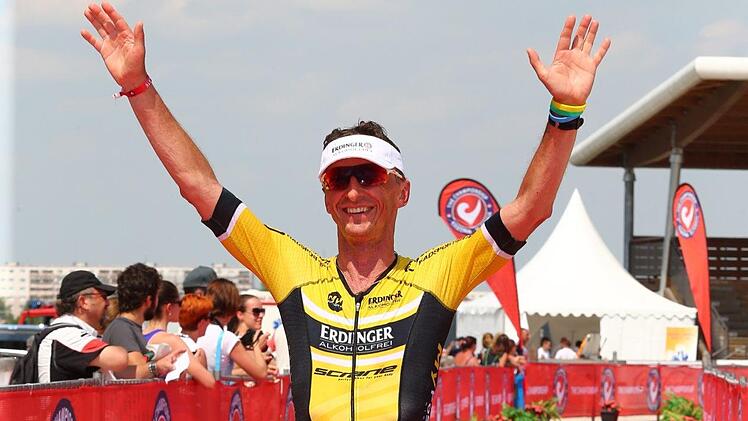 Freudestrahlend l&auml;uft Thomas Geiger als neuer Weltmeister seiner Altersklasse durch das Ziel in Samorin. Foto: privat