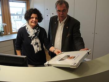 Kerstin Deschner und Bürgermeister Bernhard Ruß oben im ersten Stock an der Empfangstheke. Für die Ehrenbürger der Gemeinde sind die neuen Bilderrahmen schon besorgt, die alten Bilder werden jetzt beim Fotografen auf eine einheitliche Größe gebracht, dann kommen die Bilder ins helle neue Treppenhaus.Brigitte Krause