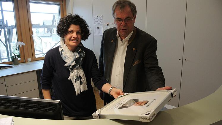 Kerstin Deschner und Bürgermeister Bernhard Ruß oben im ersten Stock an der Empfangstheke. Für die Ehrenbürger der Gemeinde sind die neuen Bilderrahmen schon besorgt, die alten Bilder werden jetzt beim Fotografen auf eine einheitliche Größe gebracht, dann kommen die Bilder ins helle neue Treppenhaus.Brigitte Krause