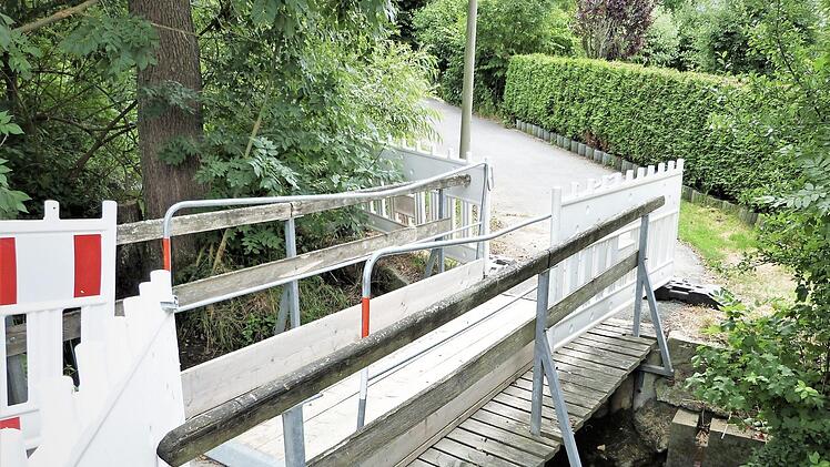 Die Fußgängerbrücke am "Streitmühlbach" in Verlängerung des Egerländer Weges soll noch in diesem Jahr vom gemeindlichen Bauhof grundlegend erneuert werden. Foto: Werner Reißaus