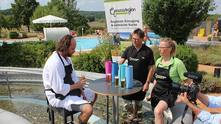 Die Bierprobe fand angesichts der hohen Temperaturen im Kneipp-Becken der ThermeNatur statt. Foto: Stefan Hinterleitner