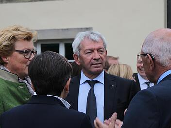 Monika Hohlmeier (l.) im Gespräch mit Heidrun Piwernetz, Johann Kalb, Günther Denzler  und Helmut Krämer. Foto: Carmen Schwind