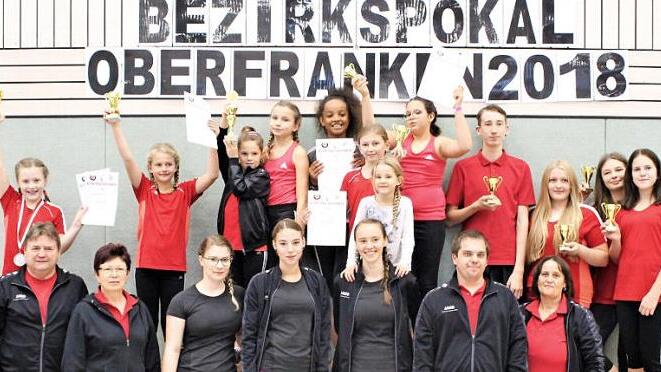 Ein äußerst erfolgreiches Sportjahr ging für den Reuther Radsportverein mit den Gewinn einiger Bezirkspokale zu Ende. Im Bild das strahlende Team (vorne, von links): Vorsitzender und Sportleiter Thomas Bittruf, Trainerin Silvia Bittruf, Annika Stumpf, Tina Katholing, Veronika Lurz, Trainer Tobias Backer und Trainerin sowie stellvertretende Vorsitzende Sonja Häublein. (Hintere Reihe, von links): Nelly Bohla, Marlene Gögelein, Jule Ultsch, Finja Melzer, Sharon Kaplan, Amelia Zavilinska, Luna Ul...