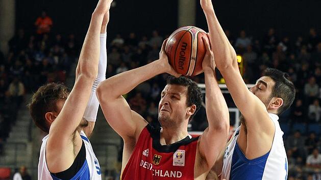 Paul Zipser (Mitte) zieht gegen die Israelis Yiftah Ziv (links) und Bar Timor zum Korb und erzielt zwei seiner 15 Punkte. Der 25-J&auml;hrige verletzte sich allerdings. Ein Einsatz in Bamberg ist noch offfen.  Foto: Berney Ardov/dpa