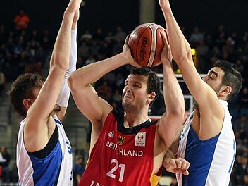 Paul Zipser (Mitte) zieht gegen die Israelis Yiftah Ziv (links) und Bar Timor zum Korb und erzielt zwei seiner 15 Punkte. Der 25-Jährige verletzte sich allerdings. Ein Einsatz in Bamberg ist noch offfen.  Foto: Berney Ardov/dpa