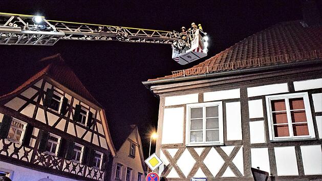 Von der Feuerwehrdrehleiter aus wurde vorsorglich auch der Dachbereich des Geb&auml;udes von den Feuerwehrleuten abgesucht, in dem ein Zimmerbrand entstanden war.